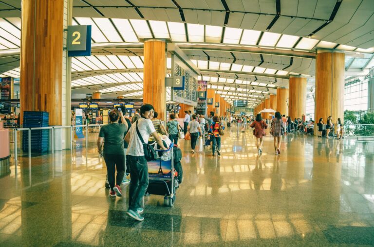 Cómo oler a lujo durante tus vacaciones: la guía definitiva de perfumes para el avión