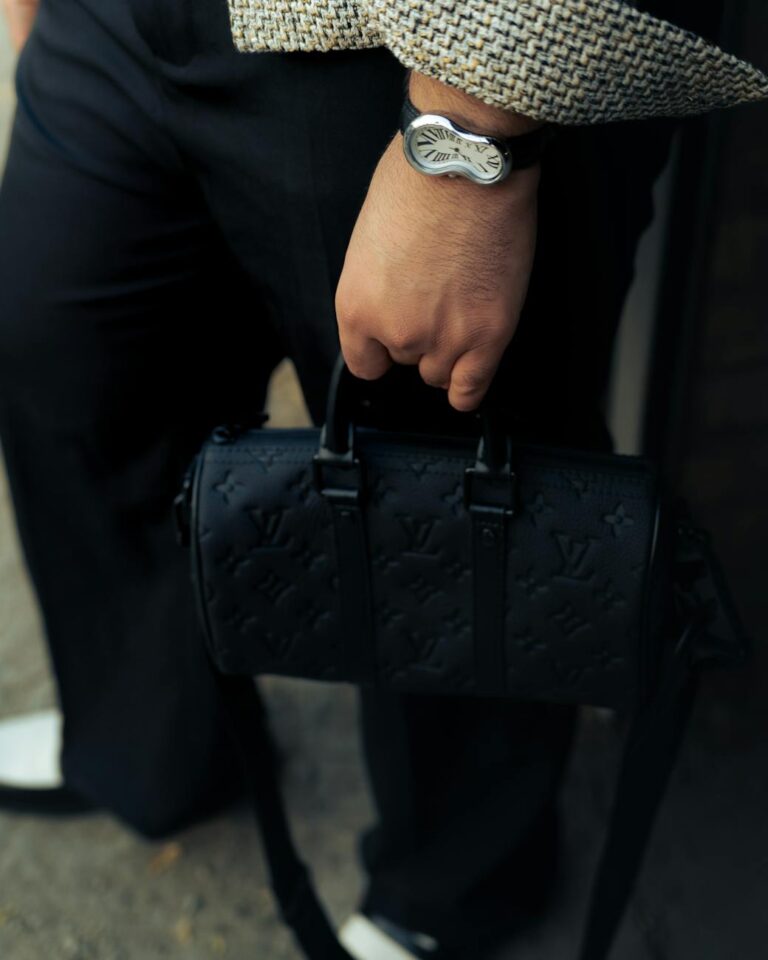 Pulseras, collares y relojes: la nueva era de la joyería masculina de lujo accesible