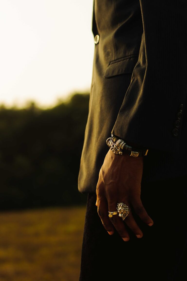 Pulseras, collares y relojes: lujo accesible y durabilidad para el hombre moderno