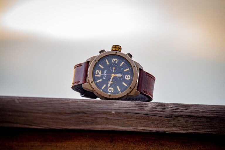 Pulseras, collares y relojes: el nuevo canon de la joyería masculina accesible y duradera