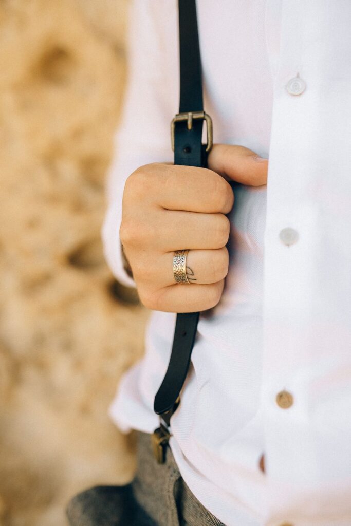 Pulseras, collares y relojes: lujo accesible y resistencia para el hombre moderno