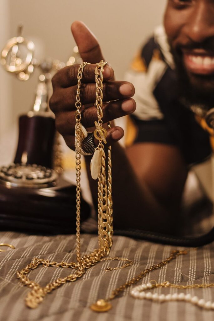 La nueva era de la joyería masculina: durabilidad y lujo accesible en pulseras, collares y relojes