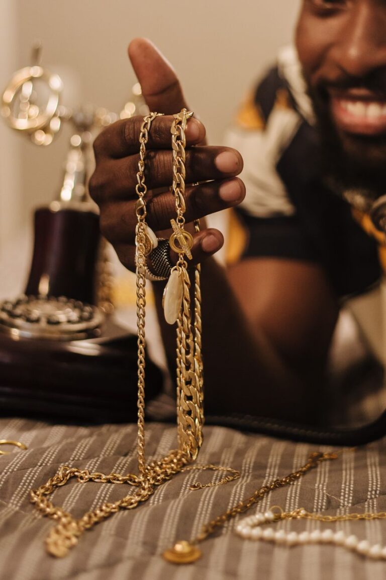 La nueva era de la joyería masculina: durabilidad y lujo accesible en pulseras, collares y relojes