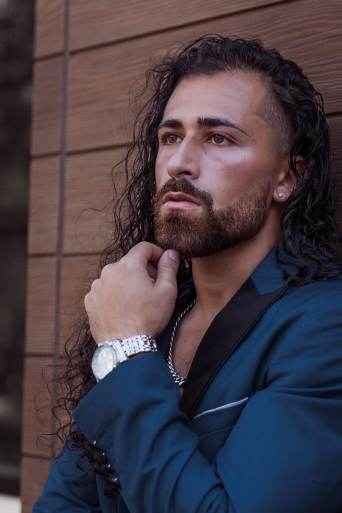 Elevando el estilo masculino: tendencias en joyería resistente y de lujo accesible