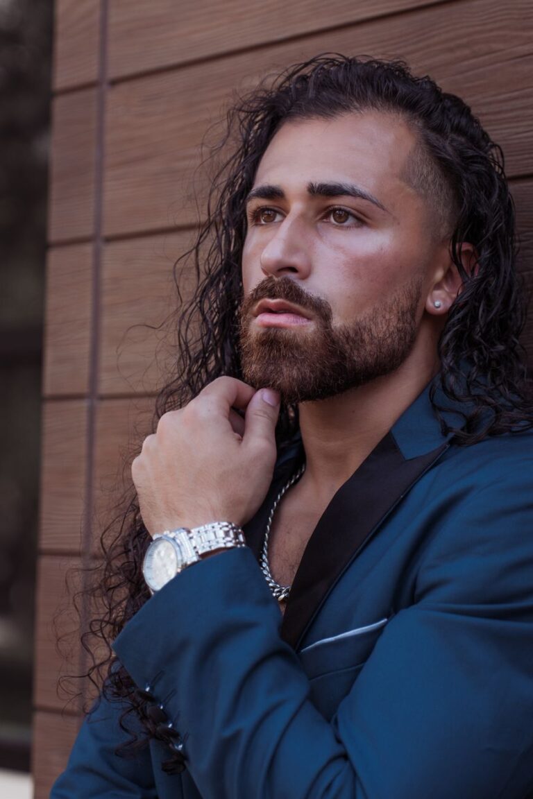 Elevando el estilo masculino: tendencias en joyería resistente y de lujo accesible